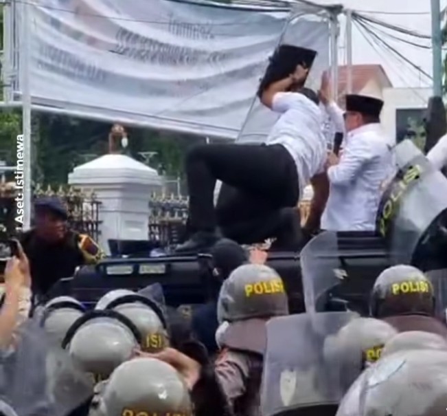 Bupati Pati Sudewo dilempari sendal dan botol kemasan saat coba menghampiri masa yang melakukan aksi demo. [Instagram]